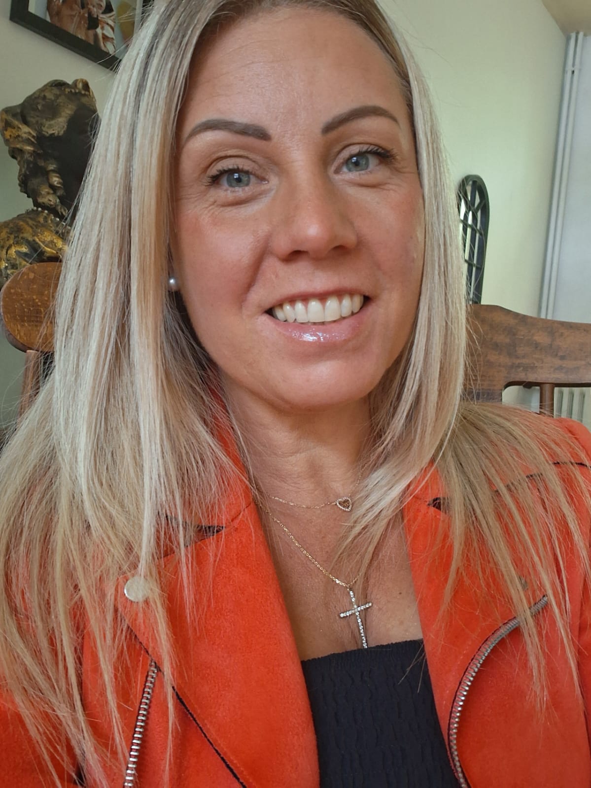 Portrait d'Angélique Bailleux, psycho-praticienne, dans son cabinet